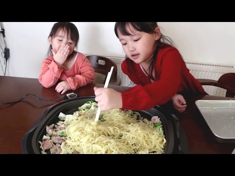 焼きそばとジャンボおにぎり食べる玲美＆稚奈