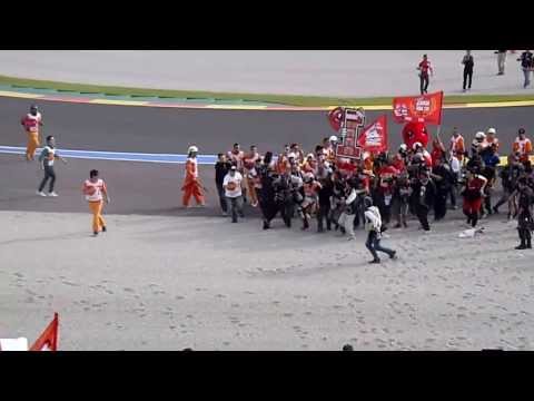 Marc Márquez celebrando el titulo mundial de MotoGP en Cheste 2013