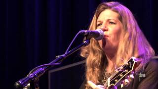 Dar Williams - &quot;I Am The One Who Will Remember Everything&quot; (eTown webisode #344)