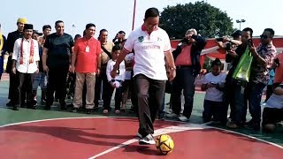 Anies Unjuk Kelihaiannya dalam Bermain Futsal di Pembukaan Futsal Merah Putih 24 Jam