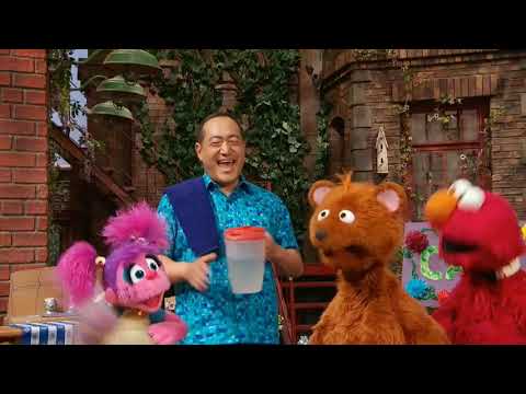Sesame Street: Baby Bear's Just Right Cafe Short...