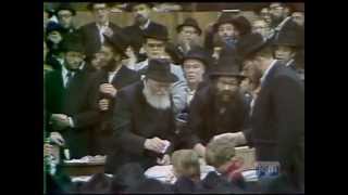 החסידים שירים את השיר שחובר לכבוד מבצעי הרבי - התמונה מוצגת ישירות מתוך אתר האינטרנט יוטיוב. זכויות היוצרים בתמונה שייכות ליוצרה. קישור קרדיט למקור התוכן נמצא בתוך דף הסרטון