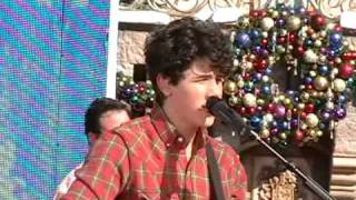 Jonas Brothers Burnin&#39; Up and Joy to the World (Joyful Kings) at Disney