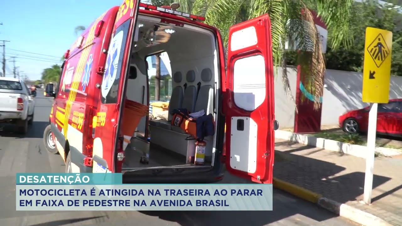 MOTOCICLETA É ATINGIDA NA TRASEIRA AO PARAR EM FAIXA DE PEDESTRE NA AVENIDA BRASIL