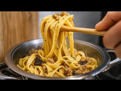 TAGLIATELLE FUNGHI E SALSICCIA 🍝 Ricetta Cremosa e Profumata – Pasta Autunnale Fatta in Casa Facile