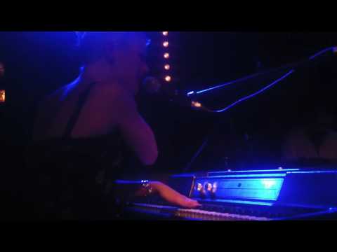 Trixie Whitley - breathe you in my dreams (live Chambery 2013)