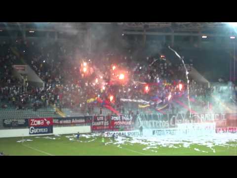 "Recibimiento de la Barra del Monagas SC a su equipo en Copa Sudamericana" Barra: Guerreros Chaimas • Club: Monagas