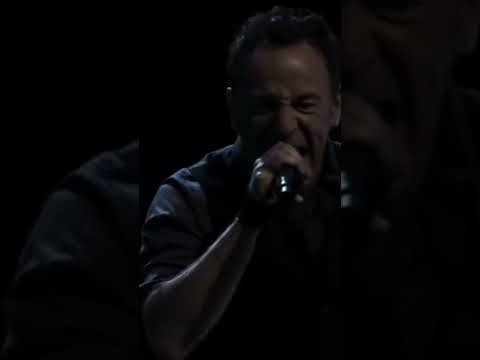 Bruce Springsteen - Friday on My Mind (The Easybits cover) - Live in Sydney (02/19/2014)
