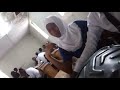 Wanafunzi Watukutu Wakijirekodi Darasani