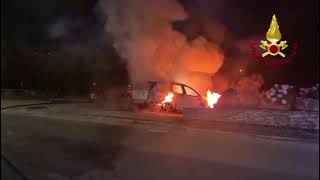 le-immagini-dello-spaventoso-incendio-di-un-auto-a-montemiletto