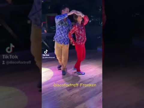 Hier mal eine einfache Discofox Kombi aus Einsteigerfiguren.