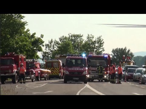 Personen gehen bei Hochwasser schwimmen - Großer Wasserrettngseinsatz in Eltville-Hattenheim