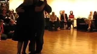 Carlos Pérez y Rosa Forte bailan Poema en Montevideo