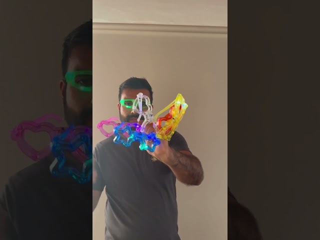 Vídeo relacionado con Sprinlot 12 Piezas Gafas LED, Gafas Luminosas de Fiesta, Gafas Intermitentes de Fiesta, Regalos de Cumpleaños Fiesta de Carnaval Cosplay para Niños Adultos