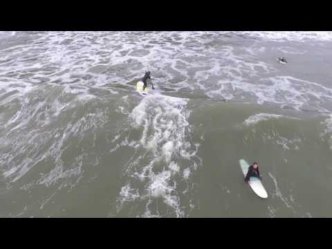 Imatges aèries de les onades i surfistes de Bolinas