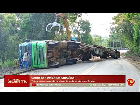 Carreta com toras de eucalipto tomba em Cruzília