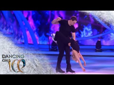 Aljona Savchenko & Bruno Massot von Holiday on Ice performen emotionale Kür | Dancing on Ice | SAT.1