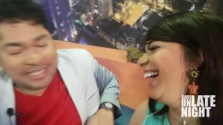 El momento en que motociclista y pasajero vuelan por el aire tras ser impactados por una ambulancia