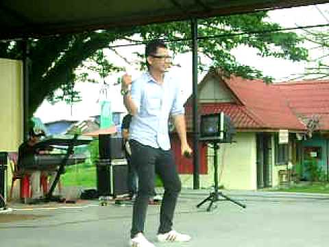 Bernard Laimen Micheal - Sundait(live band).AVI