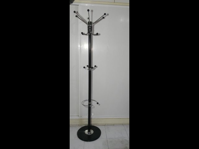 Vídeo relacionado con SONGMICS Perchero de Pie, Perchero Metálico con Base de Mármol, 18 Ganchos, Paragüero, Cabezal Giratorio, 38 x 38 x 178 cm, Negro, para Pasillo, Entrada, Oficina, Colección Alan RCR091BH01