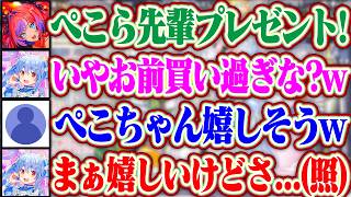 ぺこら先輩に大量のちいかわグッズをプレゼントするヴィヴィちゃんと嬉しそうにグッズを紹介するぺこら先輩ww【ホロライブ/兎田ぺこら/綺々羅々ヴィヴィ】