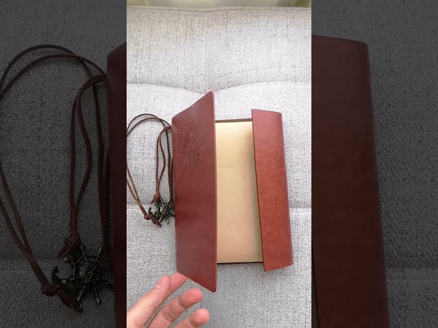 Vídeo relacionado con Troex - Diario de cuero, cuaderno de escritura encuadernado marrón claro con bolígrafo, páginas sin forro, diario de viaje compacto para escribir y dibujar con cuerda multifuncional para cierre