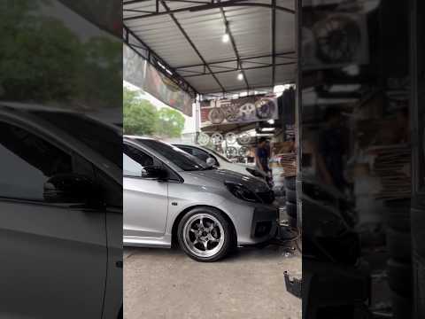 Tampilan Honda Brio pakai velg racing r16 ADVAN RG D2 - Velg mobil racing import