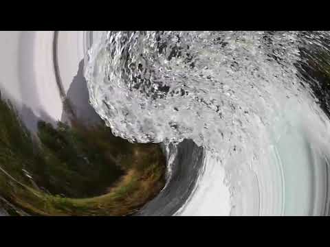 Unter einem Wasserfall hindurch in Urke am Hjörundfjord