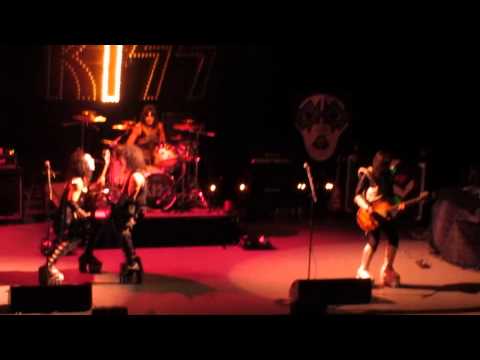 120613 822 KISS Alive! NYC Strutter