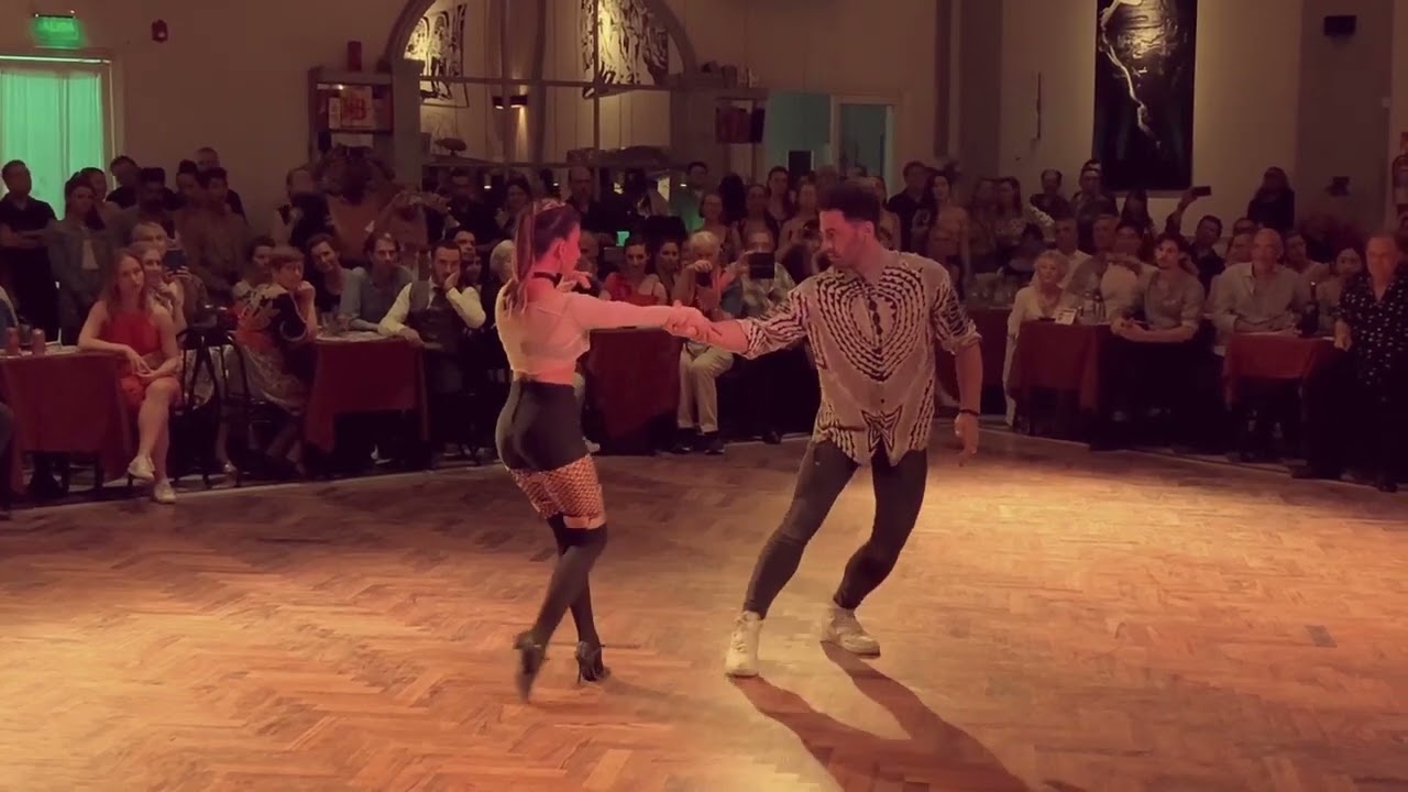Mauro Caiazza y Carolina Giannini en Milonga Parakultural