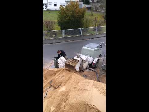 Kollege beim estrich mischen