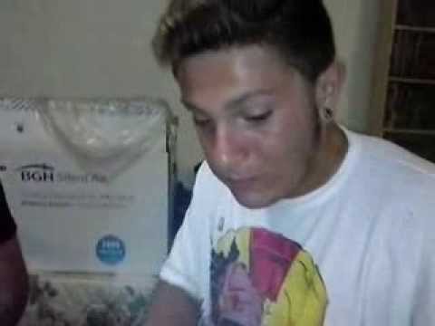 Facundo Esposito comiendo wasabi con sushi