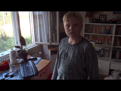 Poika rageaa pelissä ja heittää näytön ja puhelimen ikkunasta!!!!!!