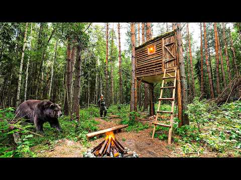 Cracking TREE HOUSE: I Hid from Heavy Rain and Stormy Wind