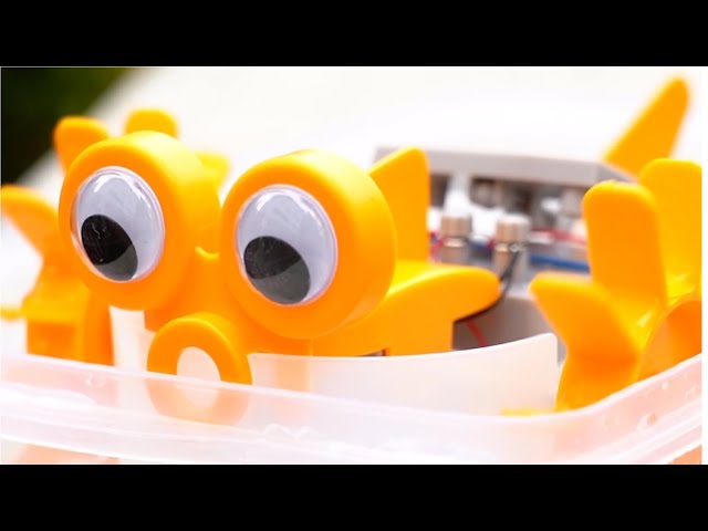 Vídeo relacionado con 4M Toysmith, Green Science - Kit de Robot Alimentado por Agua Salada para niños, Juguete de Playa, para niños y niñas Mayores de 5 años