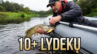 Nustojo lyti ir prasidėjo! Lydekos kibo visur! Lydekų žvejyba iš valtelės upėje.