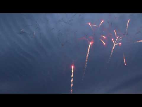 PFX5205 25 Shot Red Crown Crossette Cake