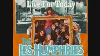 Les Humphries Singers - Live For Today