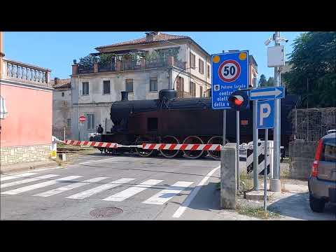 Passaggio a livello Canelli (AT) manovra locomotiva - Level crossing - Spoorwegovergang