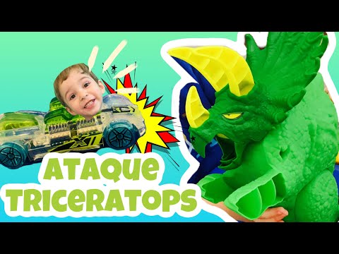 DINOSSAURO ATACA A CIDADE HOTwHeels |  brincar com a pista hot wheels triceratops