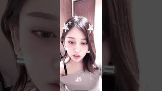【TikTok】肩からチラリ?