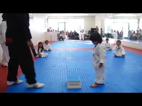 テコンドーで板割に挑戦する可愛すぎる子供 のサムネイル
