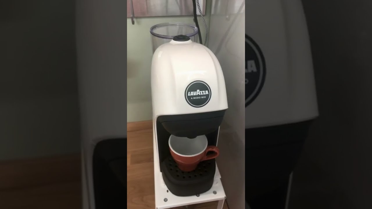 My morning coffee routine | Lavazza Tiny Coffee Machine with A Modo Mio Capsules Tutorial