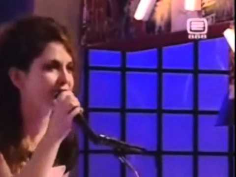 [MCA8] - Marta canta "We're the Kids in America"