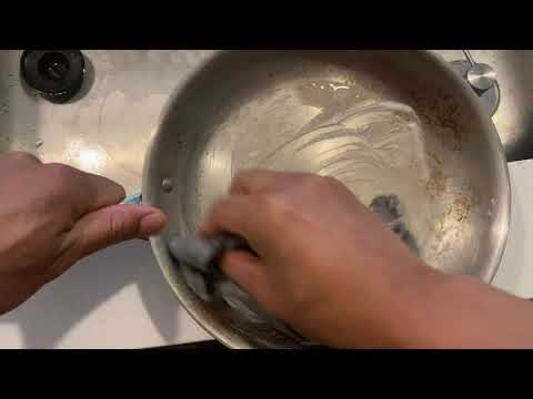 How to Clean a Stain From a Stainless Steel Pan