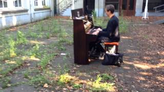 Hauschka in Schoolyard in Kortijk