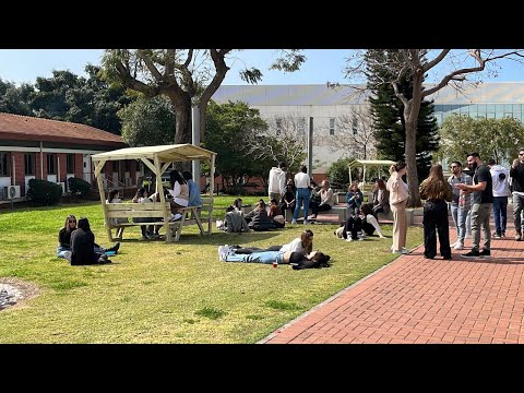 הרכבת שולחנות קקל במכללת רופין