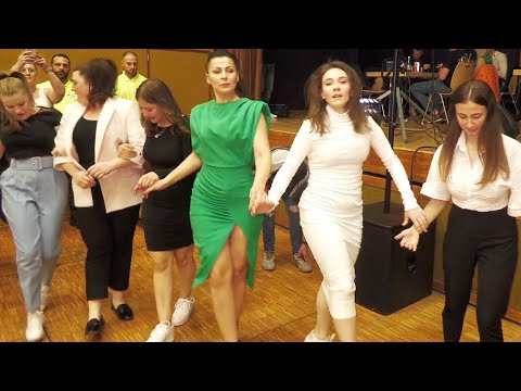 Kolo za damu u zelenoj haljini #4K - Bosansko sijelo Yvonand 🇨🇭 Yverdon 🇨🇭