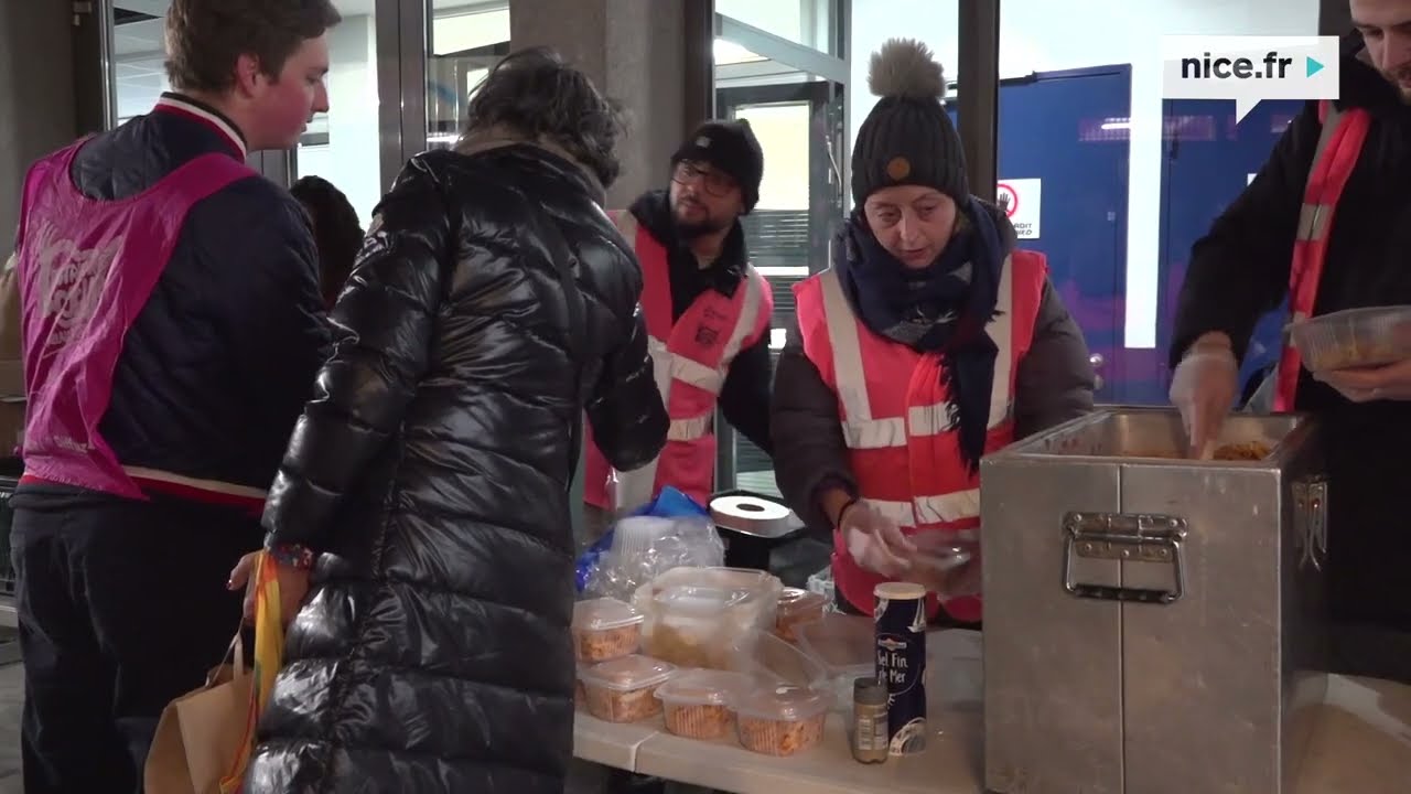 Distribution alimentaire pour les personnes sans-abri.
