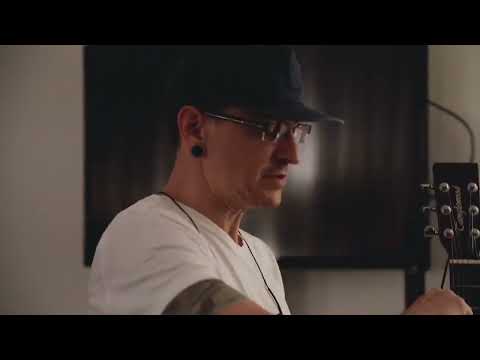 Chester Bennington e Brad Delson ensaiando "Sharp Edges"